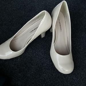 Nude 1.5" patent leather heels size 6